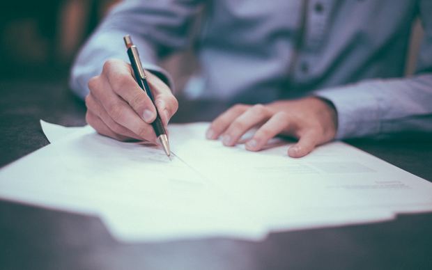 Podpisywanie dokumentów u notariusza — profesjonalne biurko